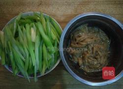 芹菜炒肉的做法图解1