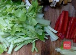 ＃年夜饭＃香干炒芹菜的做法图解2