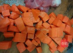 宝宝菜豌豆胡罗卜炒肉的做法图解1