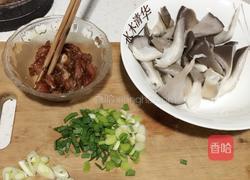 蘑菇炒肉的做法图解1