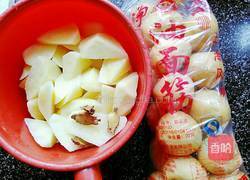 土豆烧油面筋的做法图解1