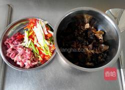 木耳炒肉（牛肉）的做法图解1