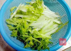 西芹炒烧肉的做法图解1