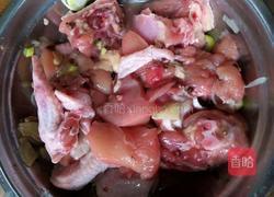 土豆炒鸡块的做法图解1