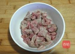溜小牛肉丁的做法图解1