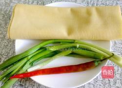 蒜苗炒豆皮的做法图解1
