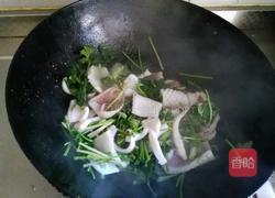 香菜炒鱿鱼卷的做法图解7