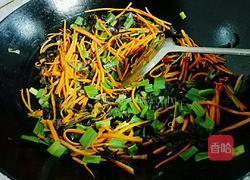 胡萝卜炒金针菇的做法图解7