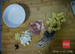鸡肉鲜蘑土豆饭的做法图解1