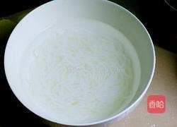 肉丝淋凉米粉的做法图解2