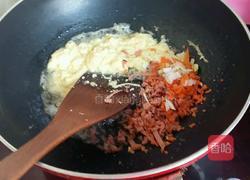 胡萝卜鸡蛋火腿炒饭的做法图解3