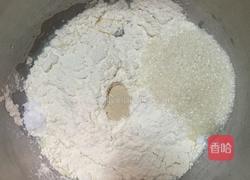牛奶面包的做法图解2