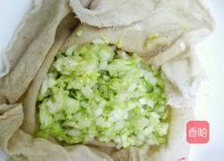 白菜剩扣肉包子的做法图解2