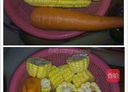 胡萝卜玉米排骨汤的做法图解1