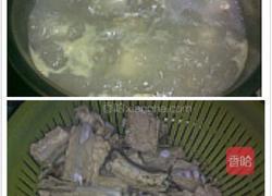 胡萝卜玉米排骨汤的做法图解2