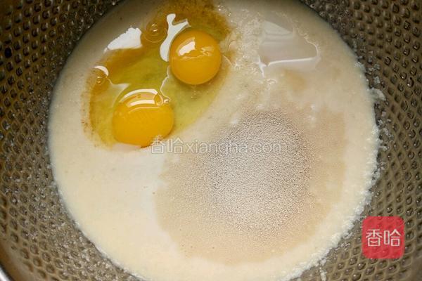 打入两个鸡蛋,加入1小勺盐(大约2克),2勺白糖(