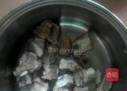 茶树菇排骨汤的做法图解2