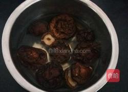 胡萝卜香菇骨头汤的做法图解1