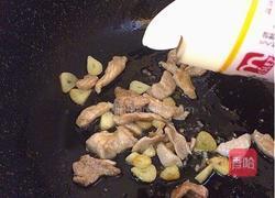 蟹味菇油豆腐炒肉丁的做法图解4