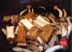 蟹味菇油豆腐炒肉丁的做法图解6