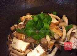 蟹味菇油豆腐炒肉丁的做法图解7