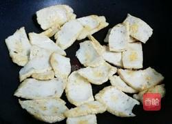鱼饼炒荷兰豆的做法图解2