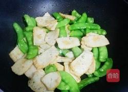 鱼饼炒荷兰豆的做法图解4