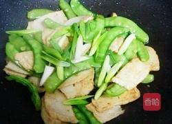 鱼饼炒荷兰豆的做法图解5
