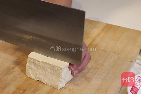  豆腐顶刀切片，片顶刀切成条，放入盘中备用。 