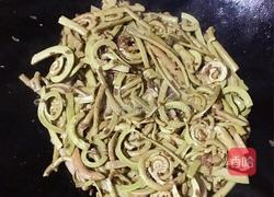 爆炒鲜蕨的做法图解10