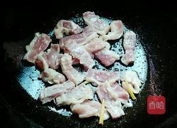 肉片炒鸡腿菇的做法图解4
