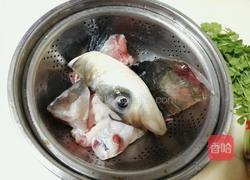 白菜鱼头汤的做法图解2