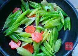 西芹炒腰果的做法图解11