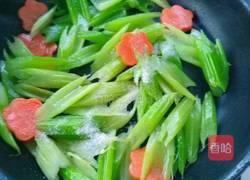 西芹炒腰果的做法图解12