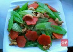 西芹炒腰果的做法图解14