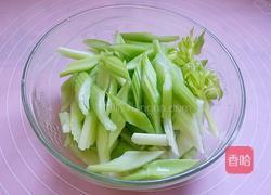凉拌西芹的做法图解2