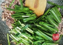 韭菜炒鱿鱼的做法图解4