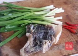 大蒜炒腊肉的做法图解1