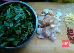 蒜苗炒腊肉的做法图解2