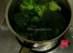 西兰花炒三丁的做法图解3