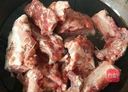 土豆烧排骨的做法图解1