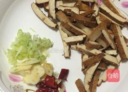 芹菜炒豆干的做法图解1
