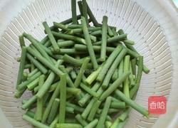 蒜苔炒腊肉的做法图解1