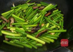 蒜苔炒腊肉的做法图解5