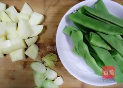 土豆炖豆角的做法图解1