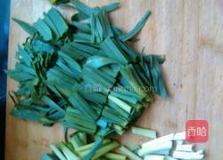 蒜苗炒面筋的做法图解2