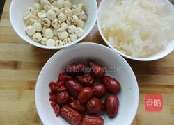 红枣银耳莲子羹的做法图解1