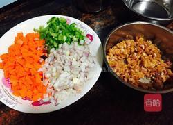 菠萝炒饭的做法图解1