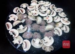 豆苗口蘑肉丸汤的做法图解5