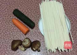 香菇蚝油拌面的做法图解1